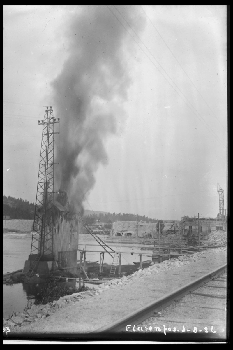 Arendal Fossekompani i begynnelsen av 1900-tallet
CD merket 0468, Bilde: 71
Sted: Flaten
Beskrivelse: Brann i transformatorhuset