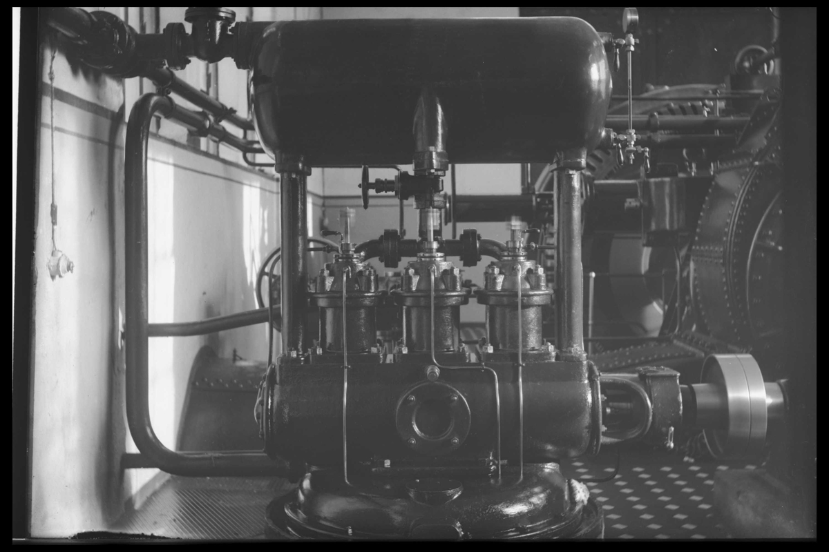 Arendal Fossekompani i begynnelsen av 1900-tallet
CD merket 0469, Bilde: 36
Sted: Bøylefoss
Beskrivelse: Salen med de gamle tyske turbinene, oljepumpe