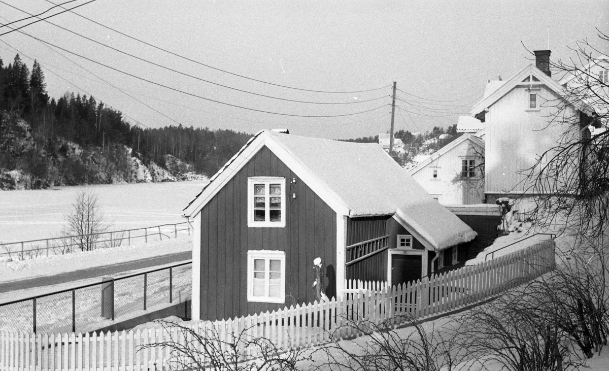 Bygning på Langsæ, Arendal, Langsæ matr. nr. 91. , fasade,  Sett fra riksvei 40. Fotografering februar 1964.