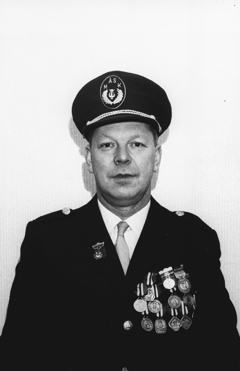 Arne Andersen med sine medaljer.