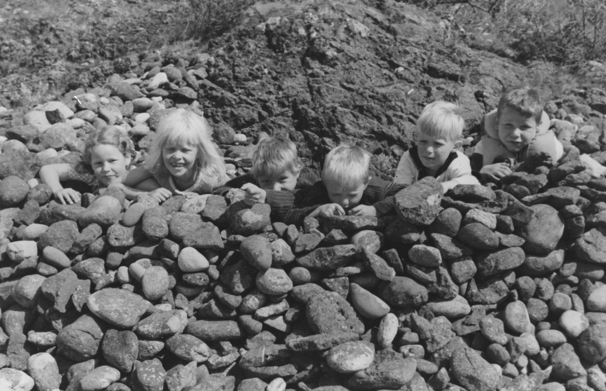 Barn leker i stenborg.