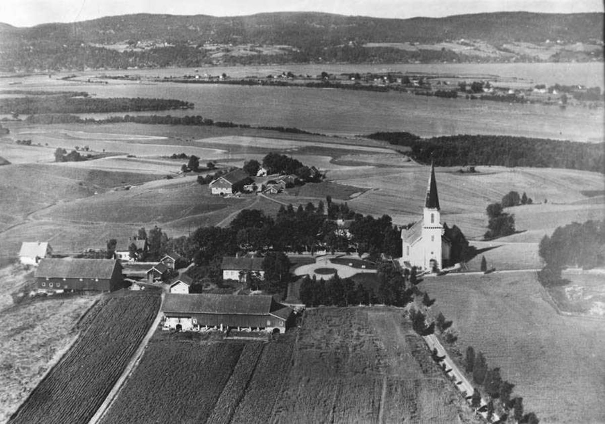 Flyfoto - landskap med kirke