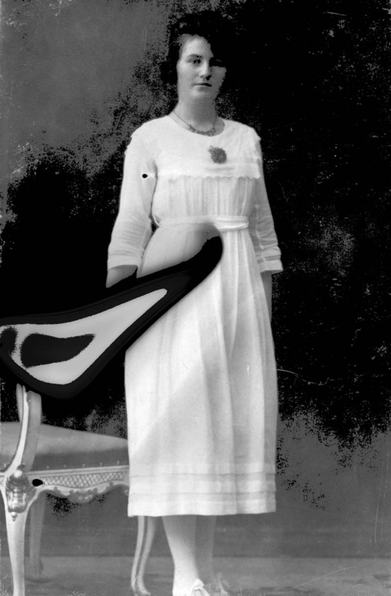 Inga Sørlie f. 6/12-1899.  Konfirmantbilde.