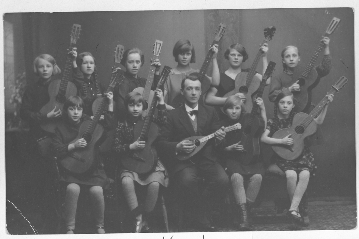 Jenter, musikklærer, gitarer, mandolin, gruppebilde, undervisning