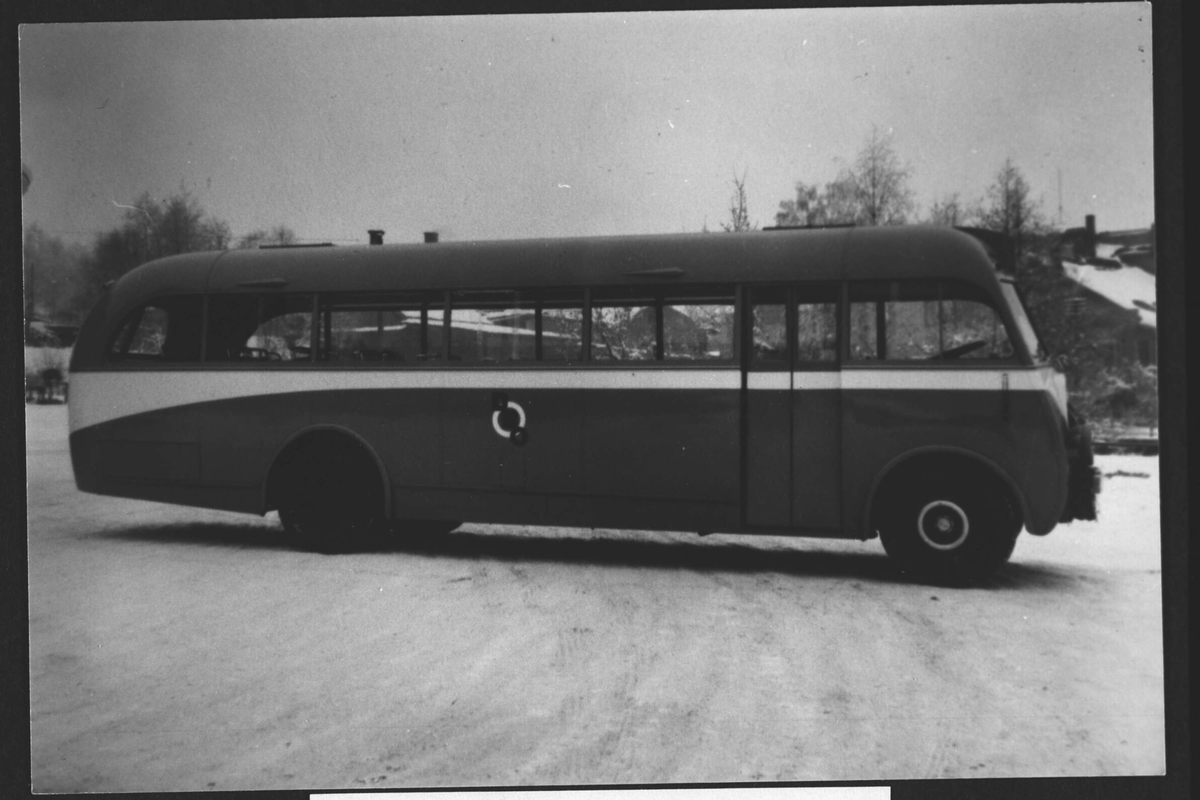 Buss fra siden, DBO (De blå omnibusser) sin første nye buss etter krigen, en Leyland 1947