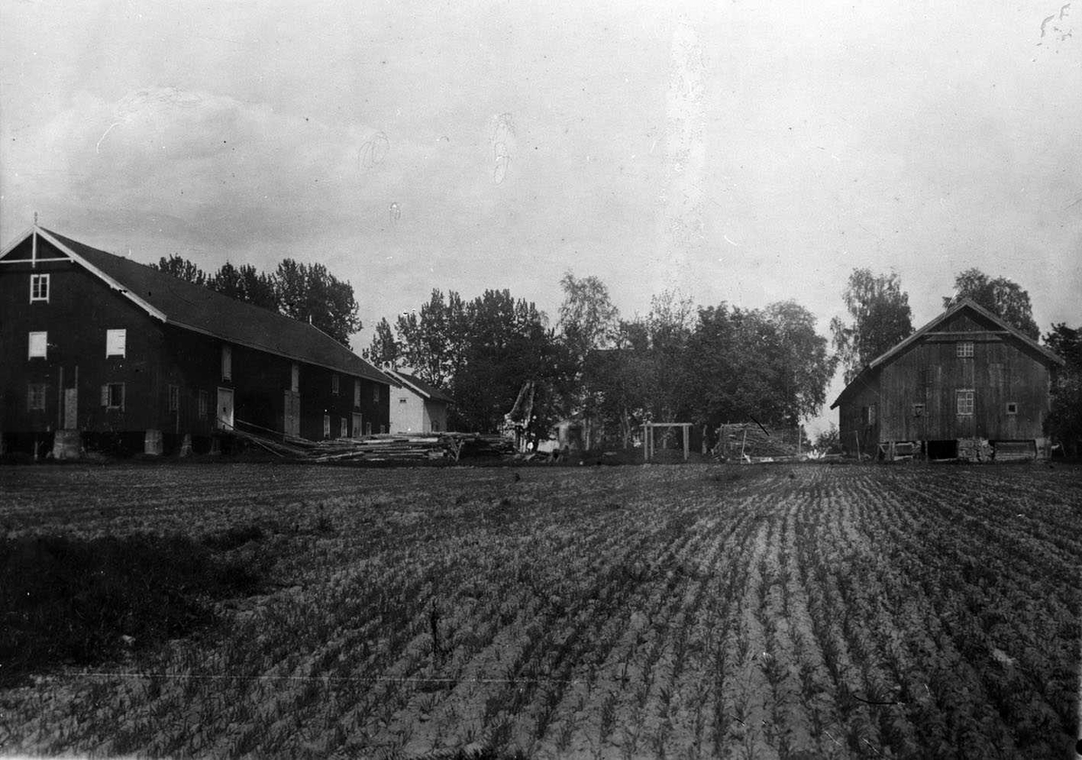 Vestvollen gård fra vest 1932
Fotografen står på jordet og ser mot driftsbygningene.
