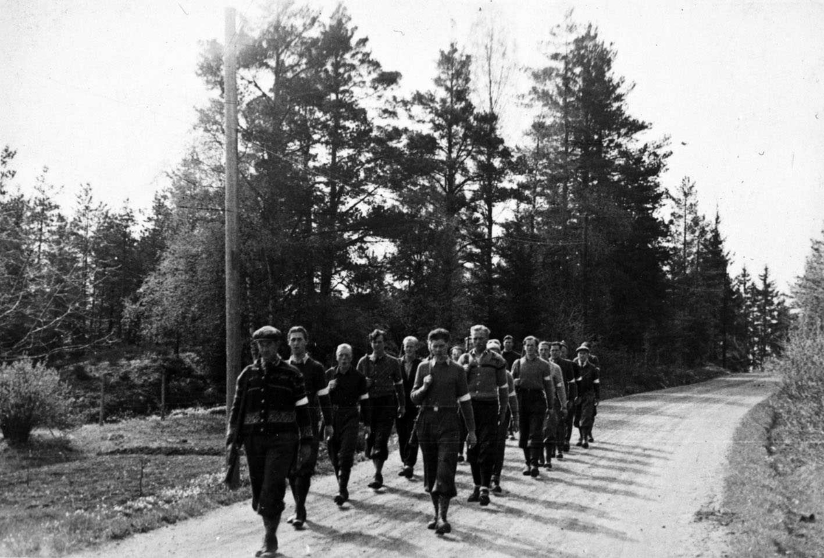 Hjemmestyrker på marsj til  øvelsesskyting 1945