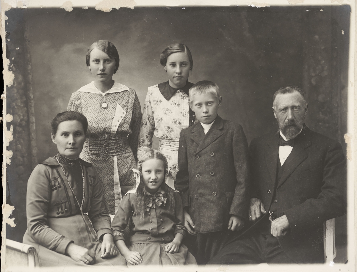 Familien Aas hos fotograf. Fra venstre Marie, Gunnhild, Astrid, Olga, Erling og August.