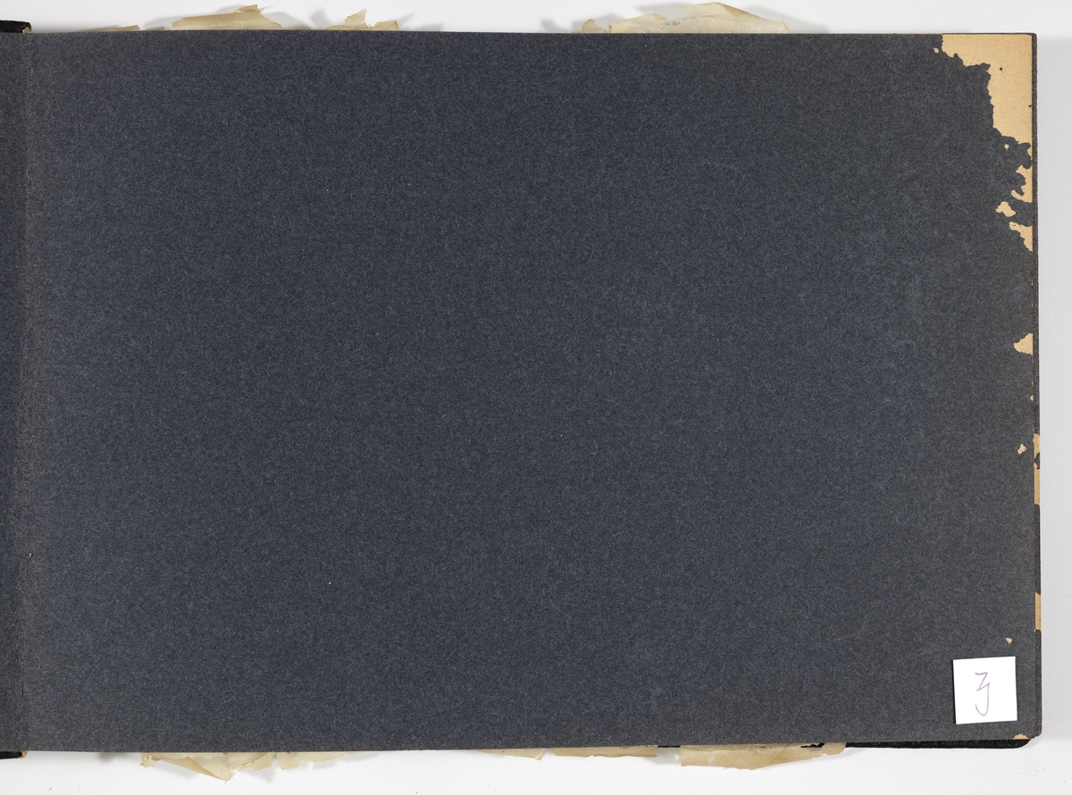 Album fra Mathiesen-familien på Linderud gård. For- og bakside er av sort lær med (preget?) ruglete tekstur. Albumet har 52 sider med for- og bakside. Det inneholder 93 fotografier som er limt på sider av kartong.