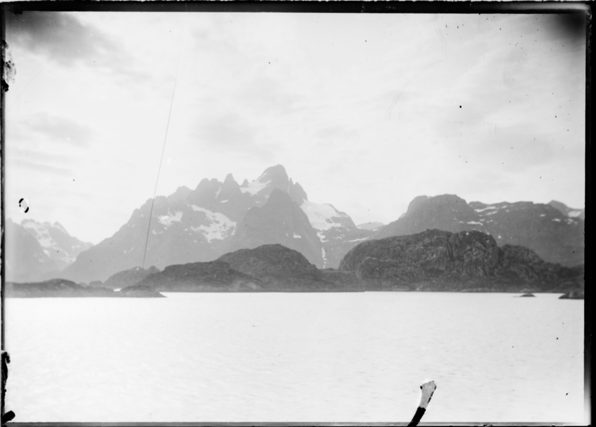 Fjord og fjell.