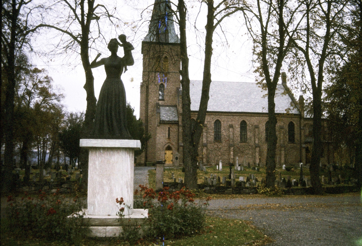 "Märtha monumentet" - Konprinsessen Märtha med prins Olav på armen foran Asker kirke.