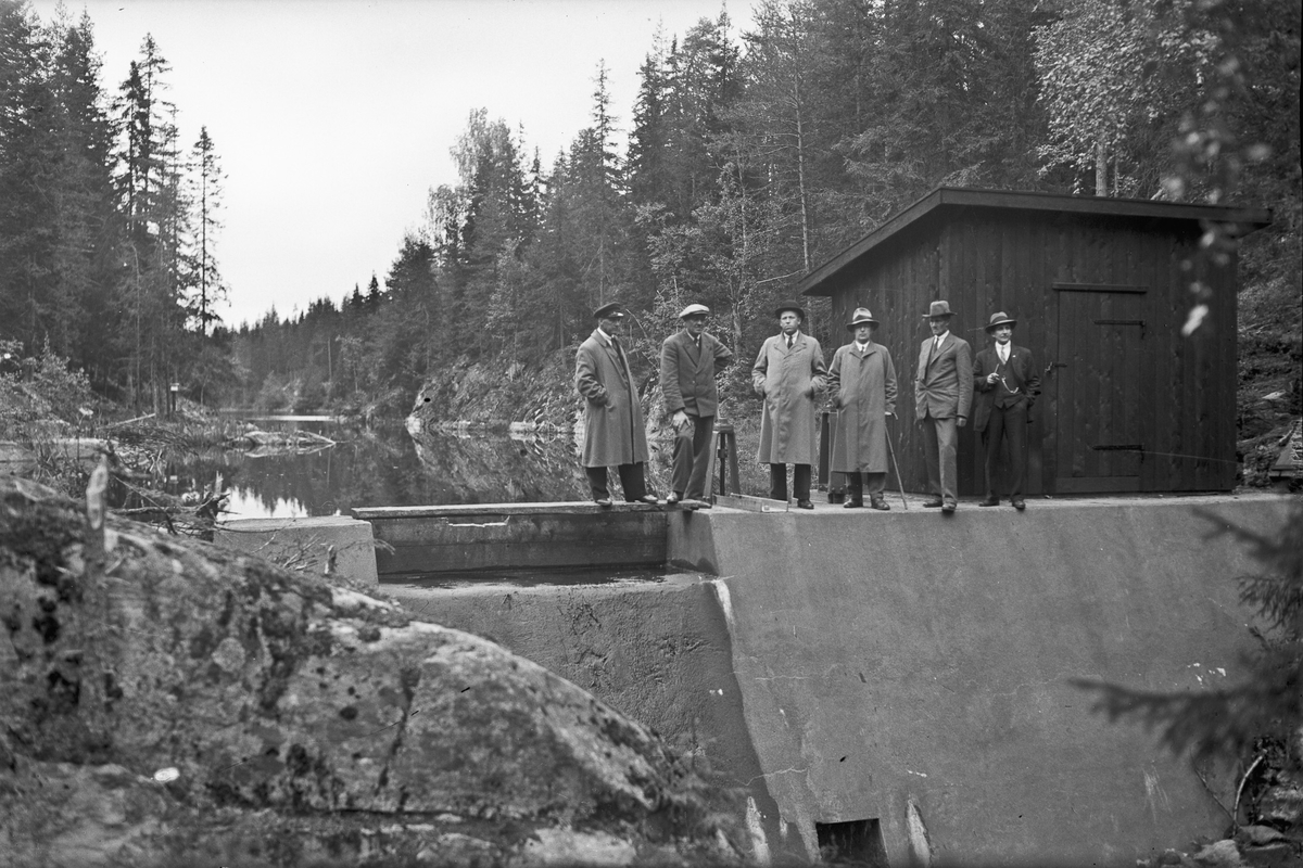 Demning til vannverket ved Netsjøen. Vannverkstyret på befaring, trolig tidlig på 1930-tallet.