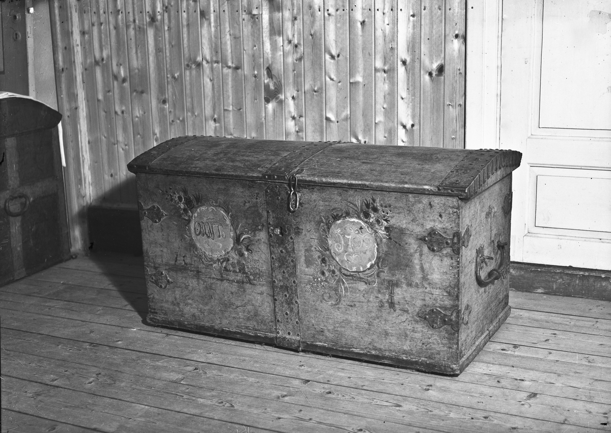 Kiste. ”Anno 1796” står på kista.