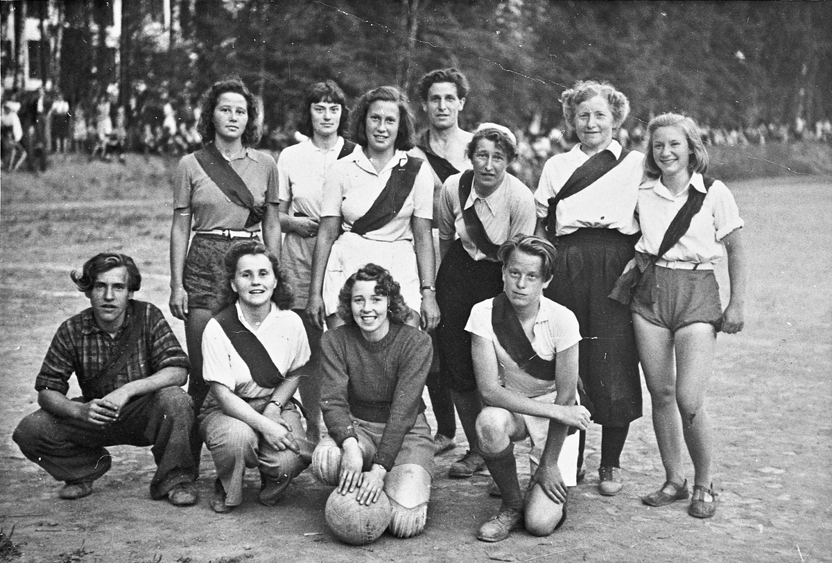 Gruppe - mest kvinnelige fotballspillere. Sannsynligvis fra Landsgymnaset. Bak til høyre står Marit Tjærbråten.