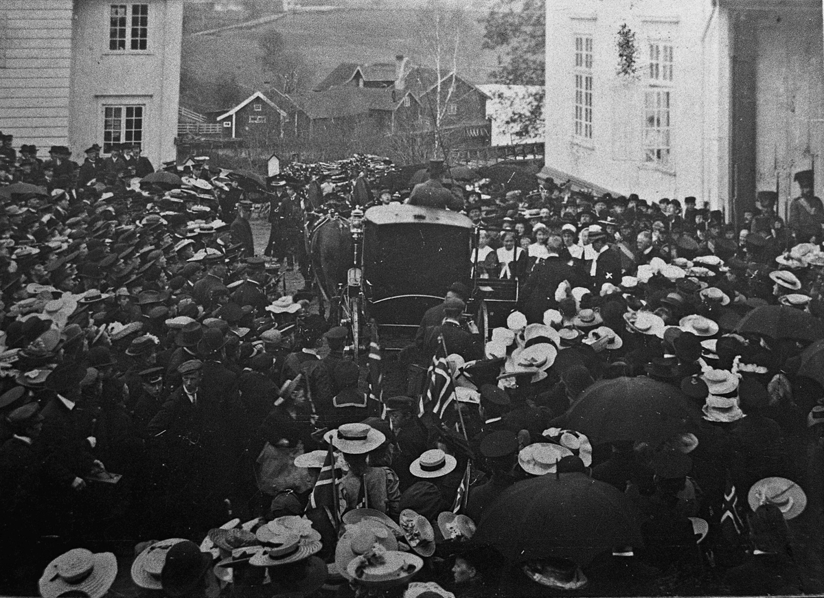 100-års jubileum for Grunnloven i 1914? Ved  Eidsvollbygningen. Kan også være i 1906.
