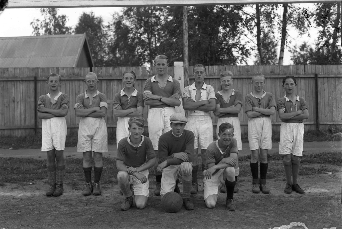 Bøn Fotballklubb, kretsmestere i 1938. Fra v. bak: Odd Bjerke, Arne Lauritsen, Bjørn Pettersen, Sverre Borgersen, Finn Strand, Bjørn Tyskerud, Willy Sørensen og Oskar Edvardsen. Foran: 