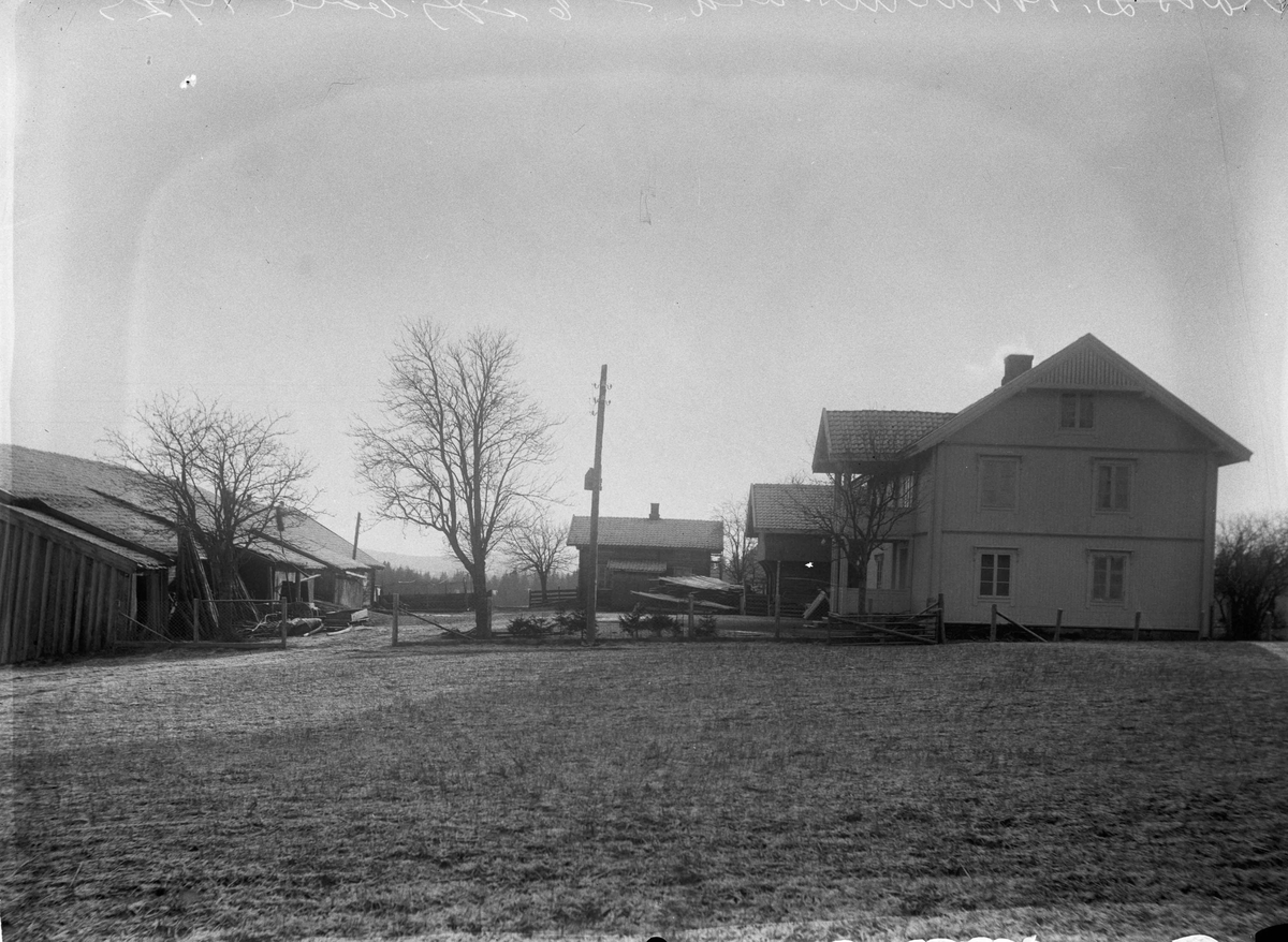 Gårdsbruk 
12.04.2013:
Dette er Kommisrud gård (Søstun) i Eidsvoll. Fotografering ca 1915.
Skrevet av: Trond Gundersen