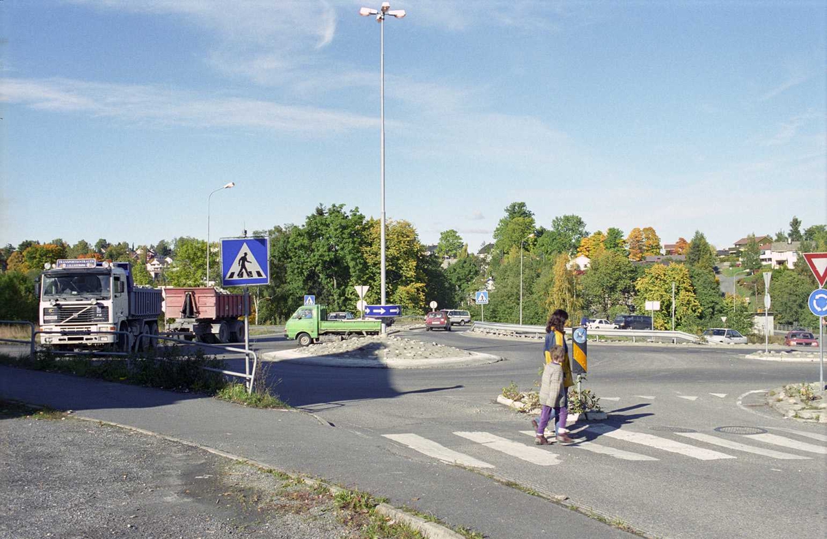 Sagdalen, kryss nederst i Strømsveien, mellom Sjetten og Lillestrøm. Rundkjøring. Lastebil i rundkjøring.