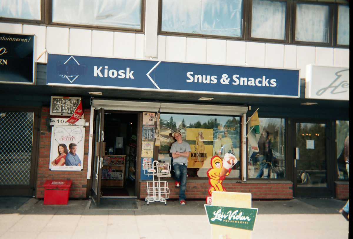 Motiv fra Lørenskog
Kiosk
Vi ville ha det fordi det er bilde av en kiosk som veldig mange ungdommer fra Kjenn og Rasta vanker på. Også kalt Snuser`n.