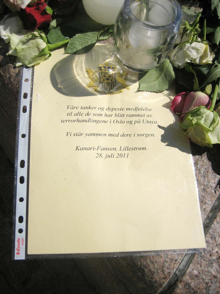 Minner etter terrorhandlingen den 22. juli 2011. Minne fra Kanarifansen på fontene på Lillestrøm torg.