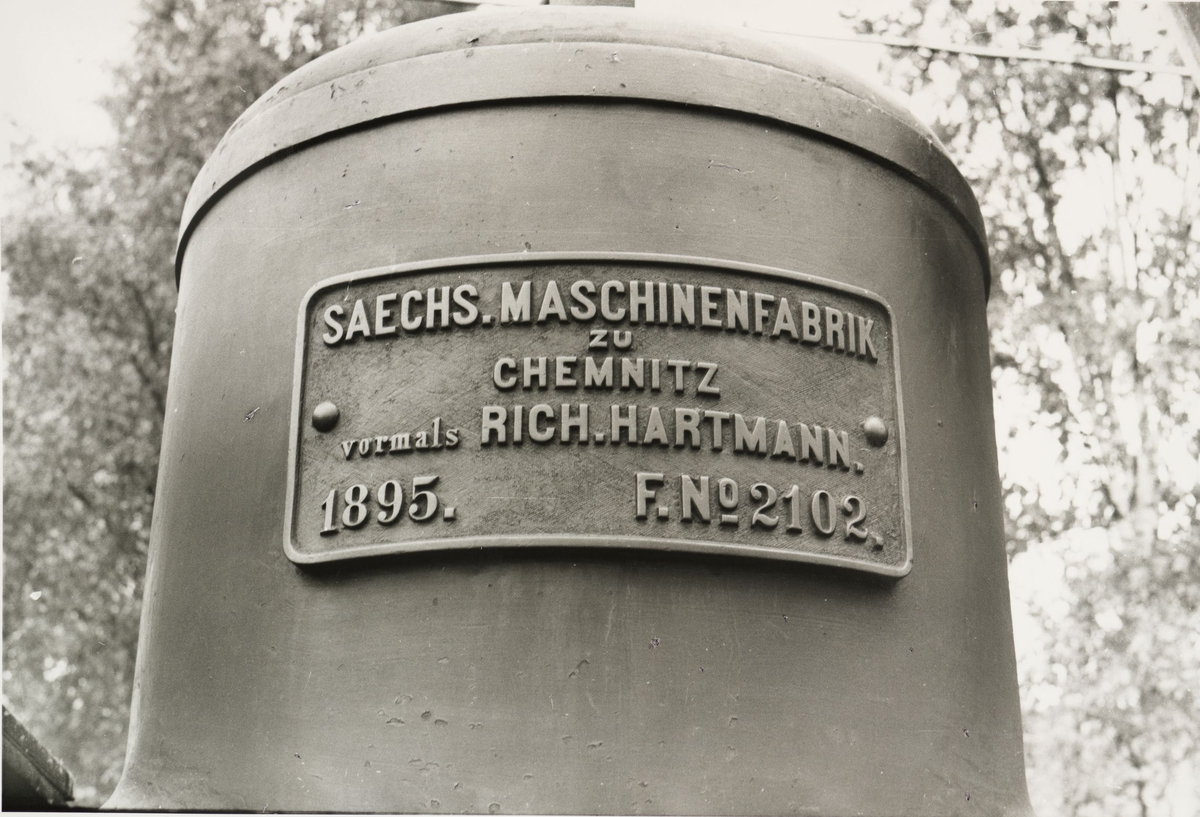 Lok 4 Urskog - fabrikkskilt. Skiltet har følgende tekst: SAECHS. MACHINENFABRIK zu CHEMNITZ vormals RICH.HARTMANN 1895.  F.Nº2102