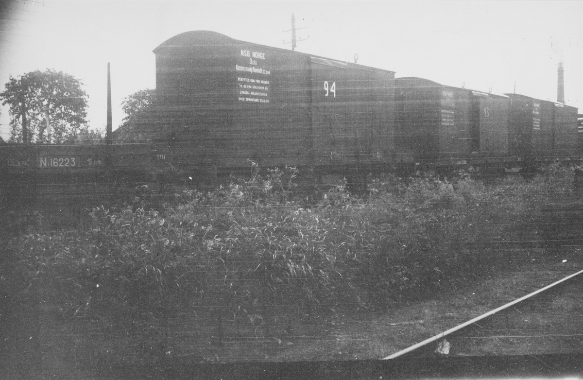 Løftekasser type G, trolig ved leveransen i 1925. Til høyre normalsporet godsvogn N1 nr 16223, bygget Eidsfoss Verk 1901.
