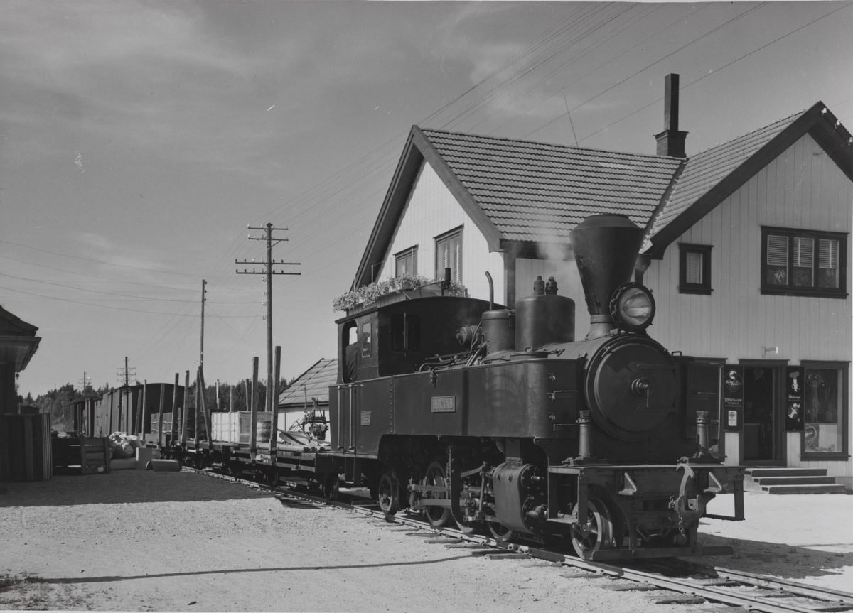 Damplokomotiv type XXIXa nr. 6 HØLAND med blandet tog retning Skulerud på Finstadbru stasjon