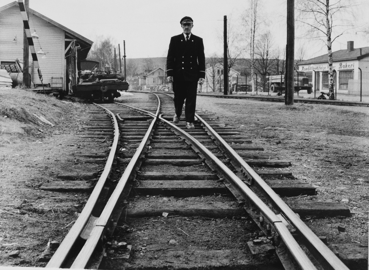Stasjonsformann i sporet ved godshuset på Sørumsand stasjon