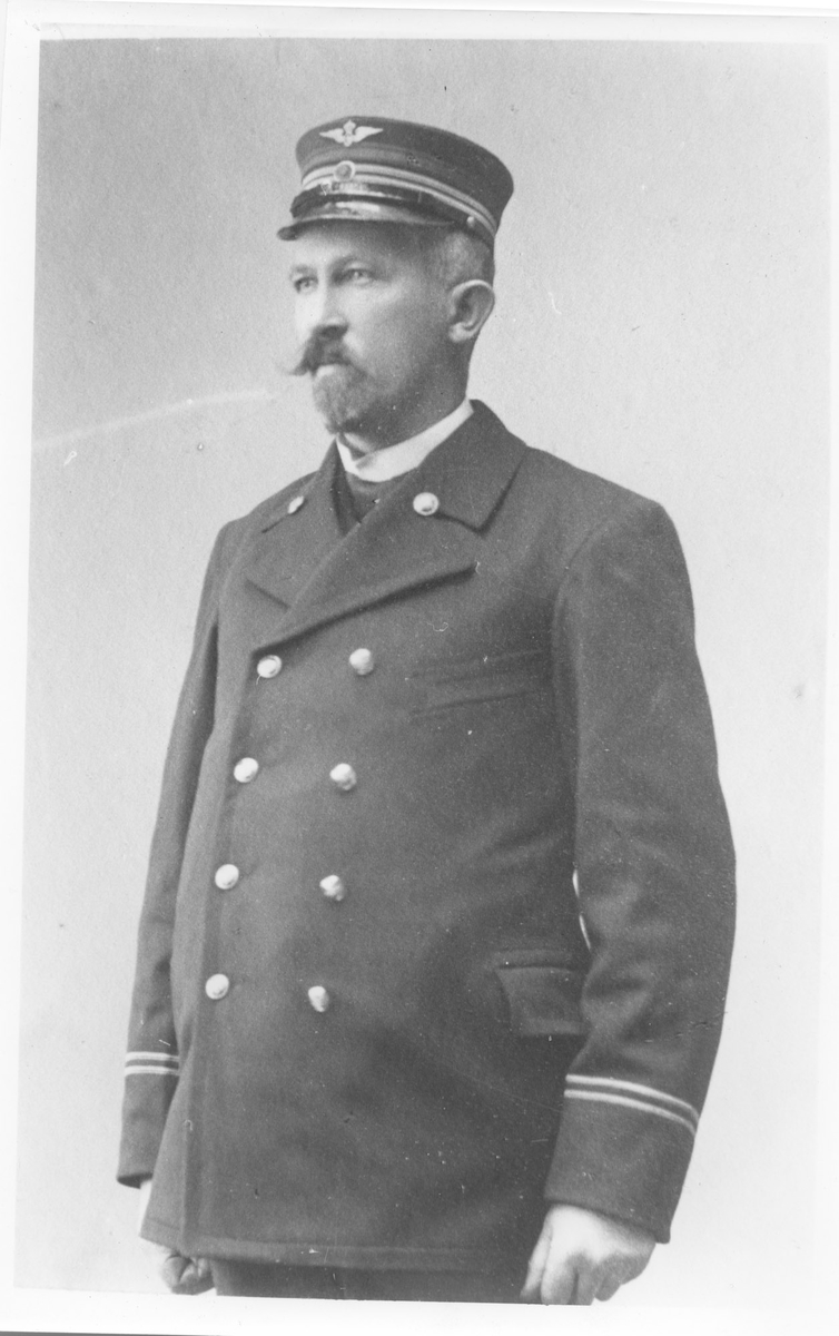 Stasjonsmester Anton Nordby, Urskog. Han var også landhandler og skysstasjonsholder iht, folketellingen i 1910.