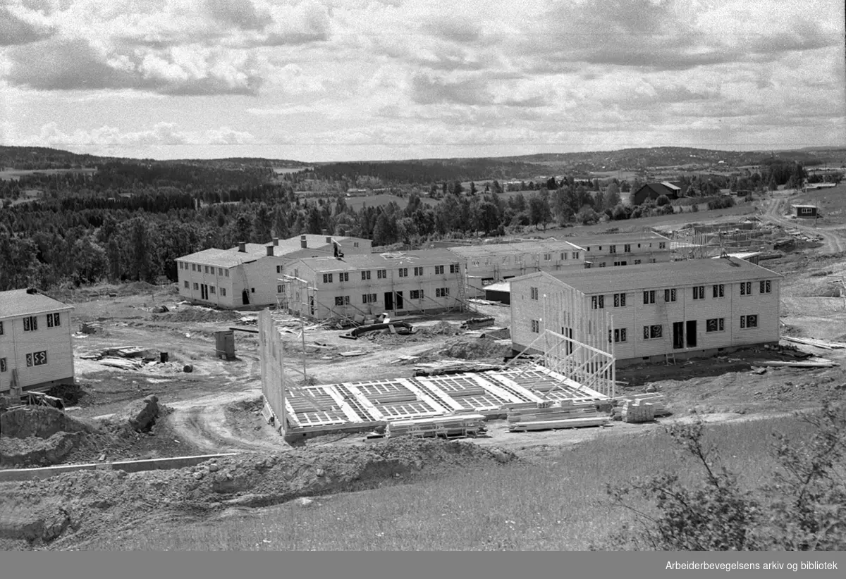 Boligblokker under bygging på Veitvet, . juli 1952