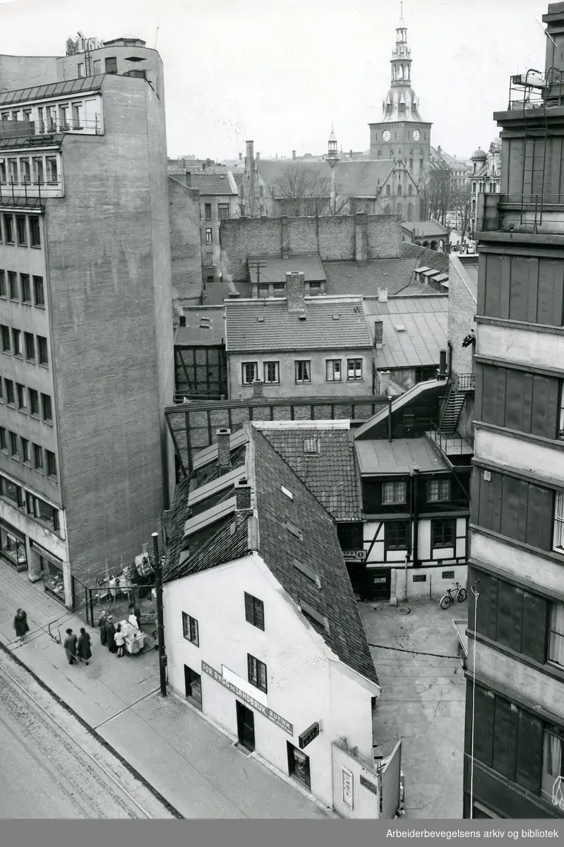 Den gamle bebyggelse i Skippergaten, vis á vis Hotel Viking,.juni 1954..(Revet på slutten av 1950-tallet)