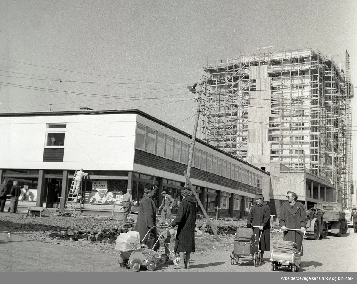 Lambertseter sentrum under bygging,.april 1958