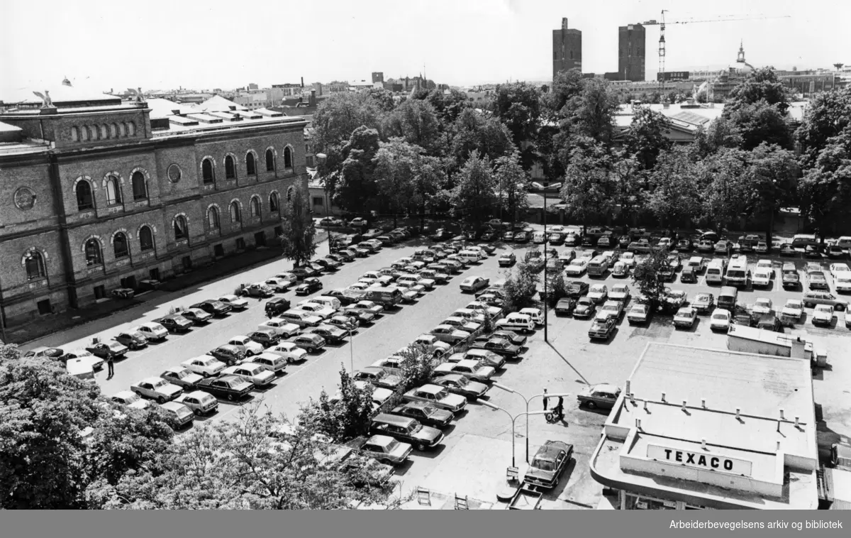 Tullinløkka som parkeringsplass med Nasjonalgalleriet til venstre,.1979