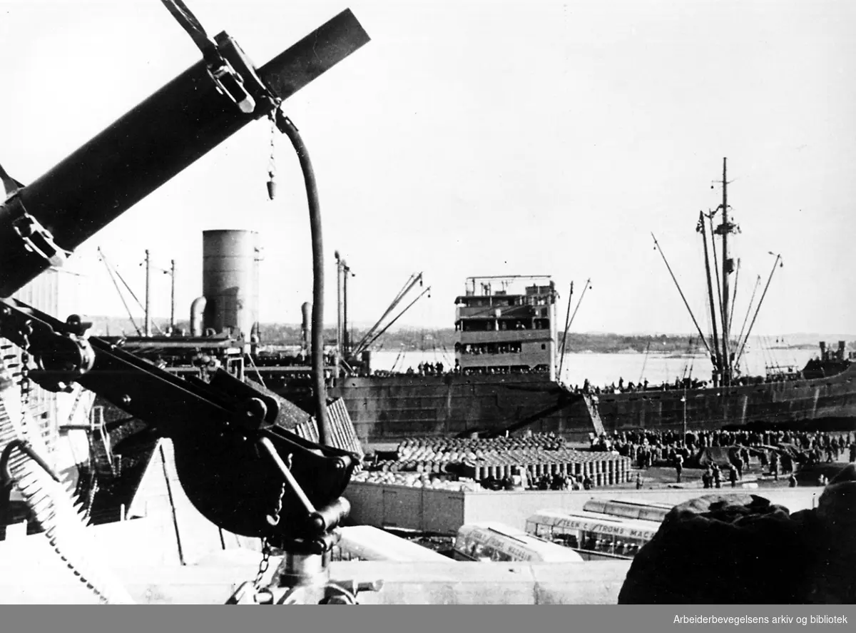 Tyske troppetransporter ved Grønlia, Oslo havn, .1941
