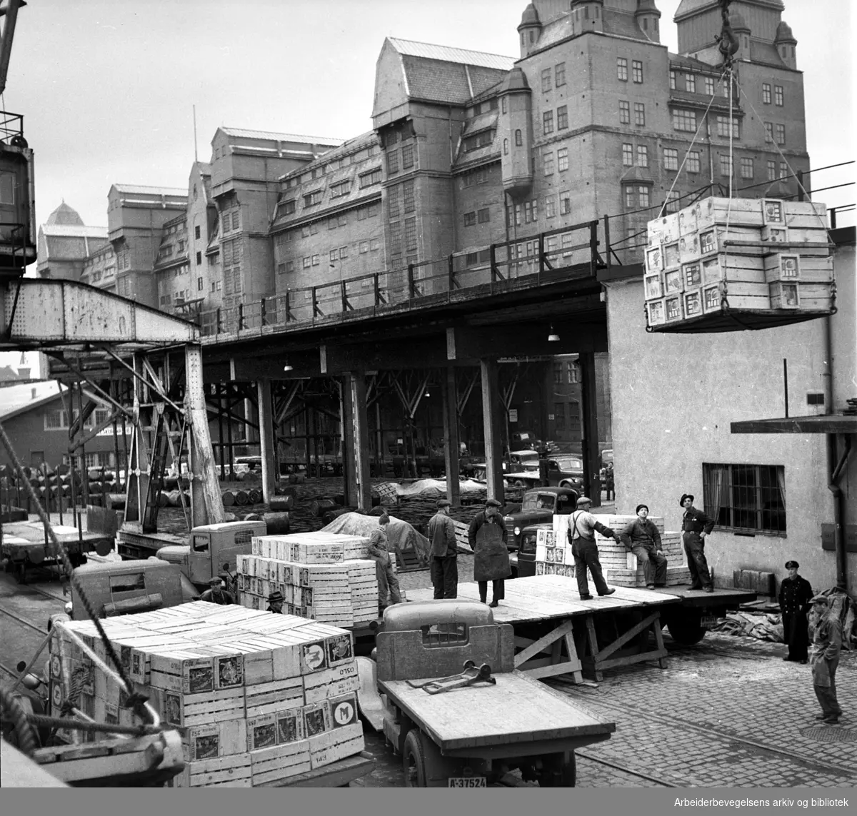 Bryggearbeidere ved Havnelageret, .februar 1953
