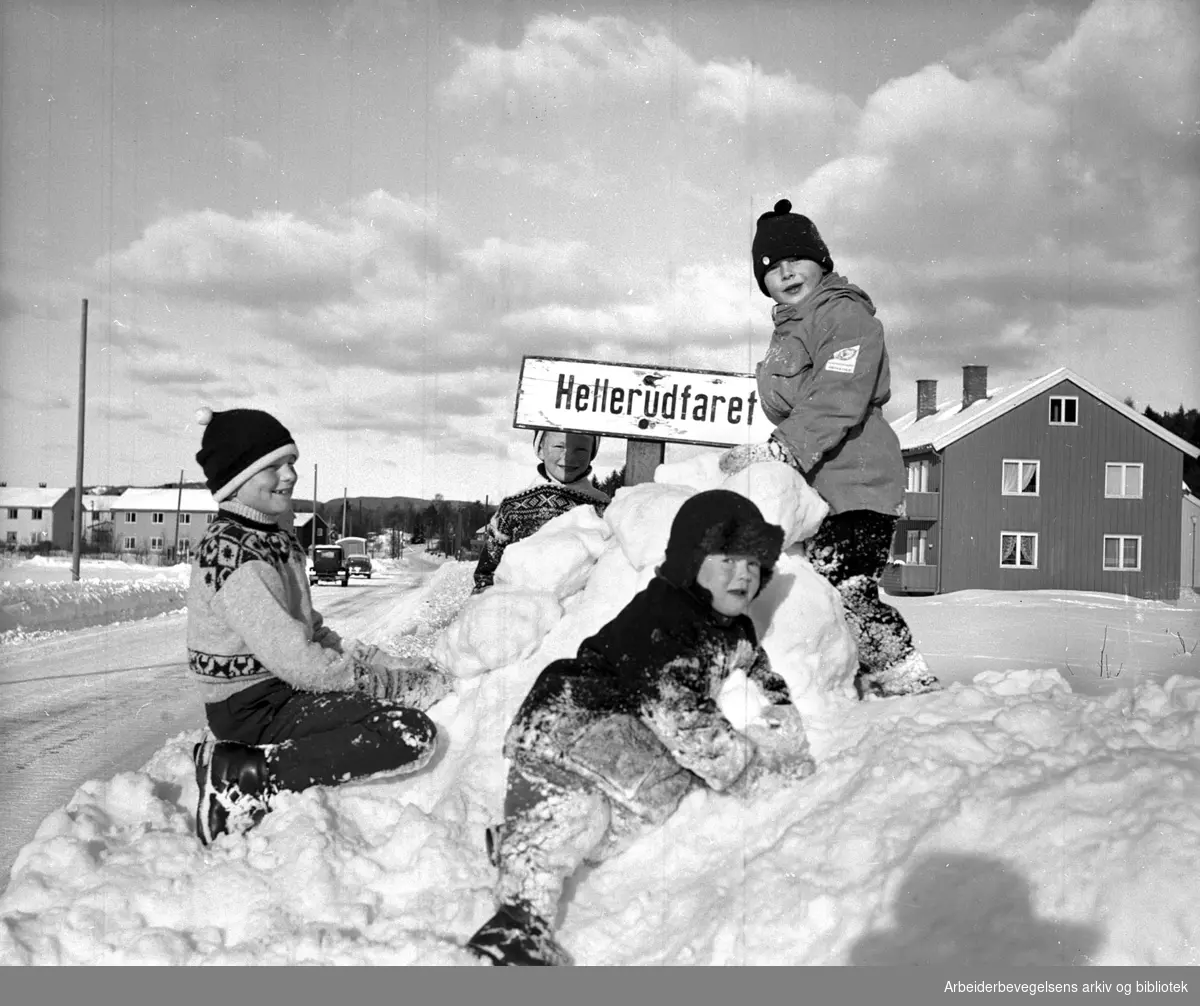 Barn leker på Hellerud - Hellerudfaret,.februar 1958