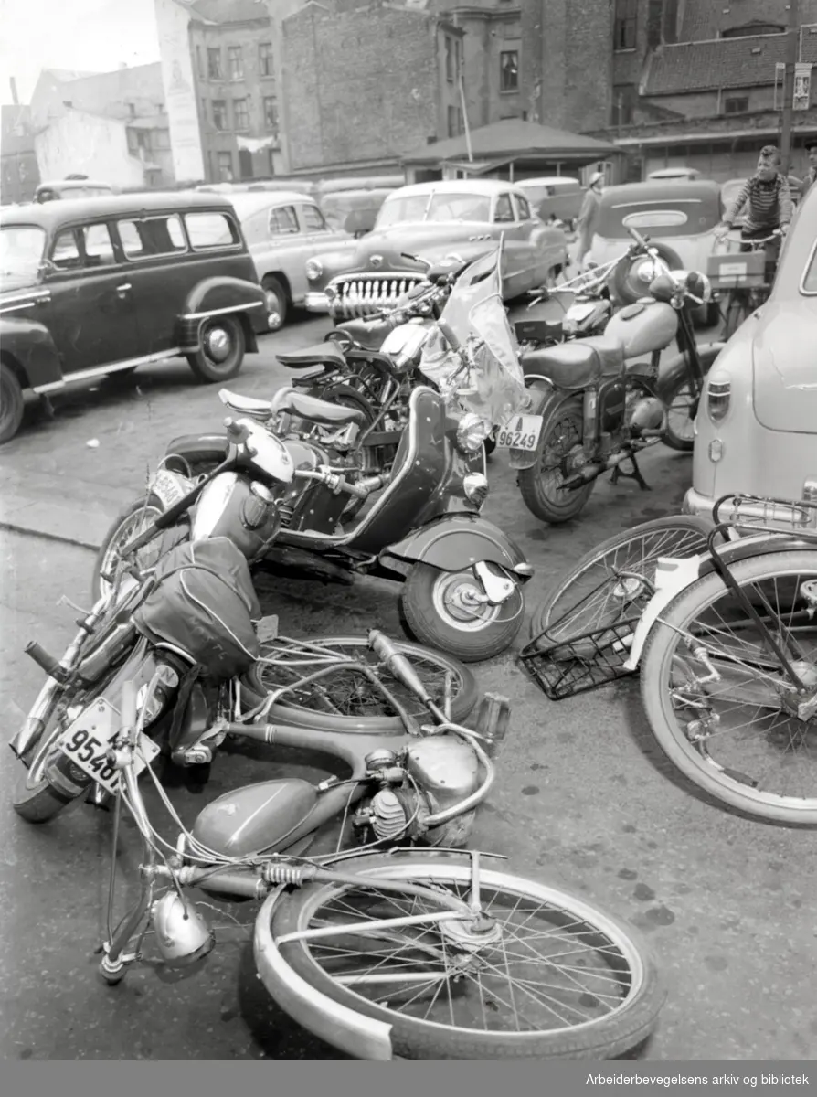 Opptøyer ved visning av filmen "Vend den ikke ryggen" - .Ungdom har satt fra seg sykler, mopeder, scooter og motorsykler utenfor Sentrum kino,.20. september 1956