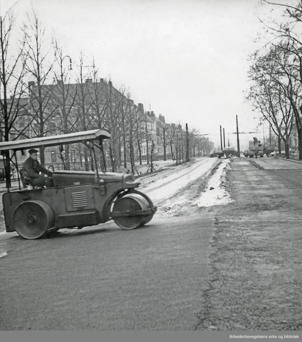 Oslo veivesen legger asfalt i Uelands gate,.1954