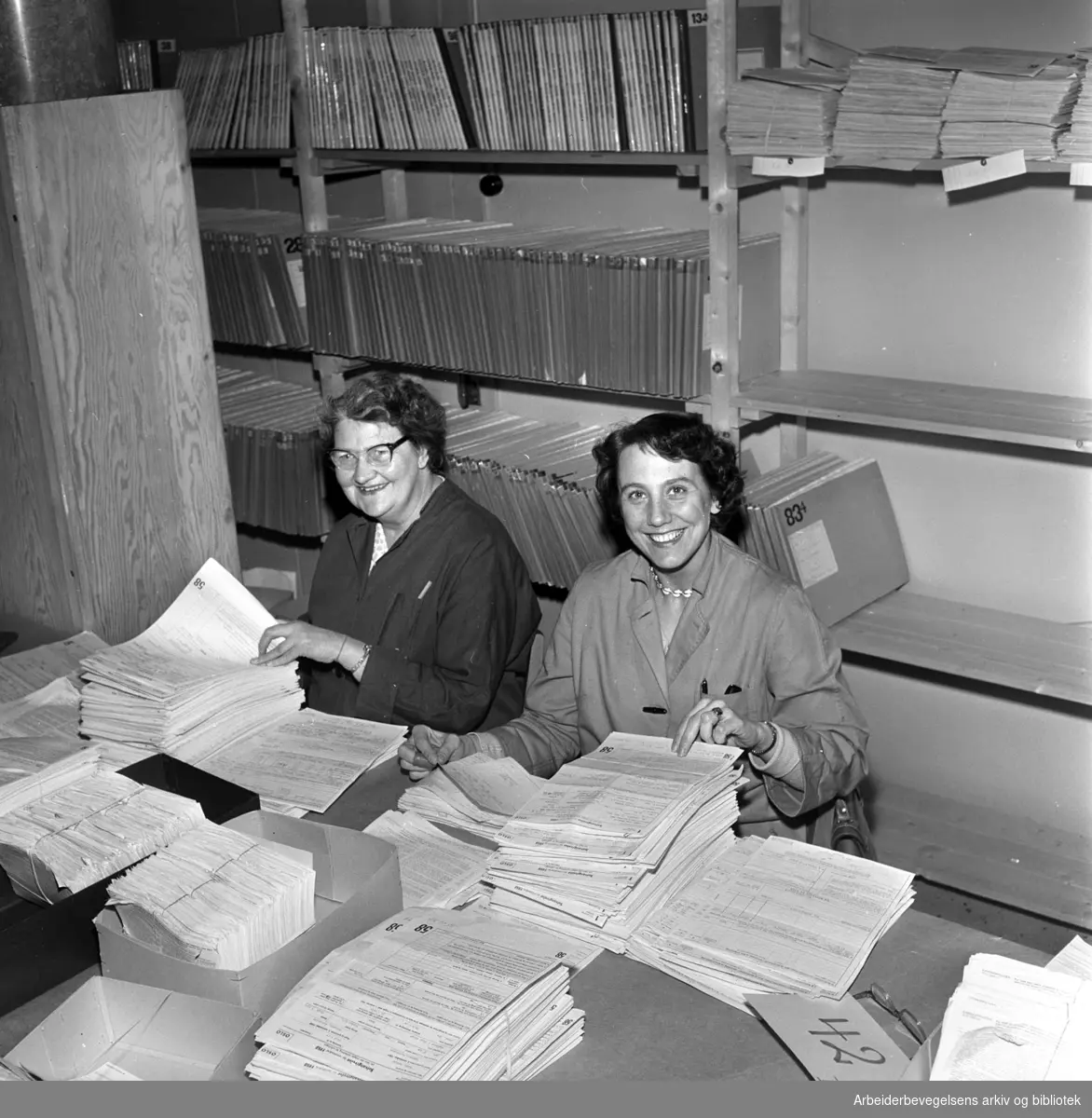 Funksjonærer som arbeider med selvangivelser på skattekontoret,.mars 1959