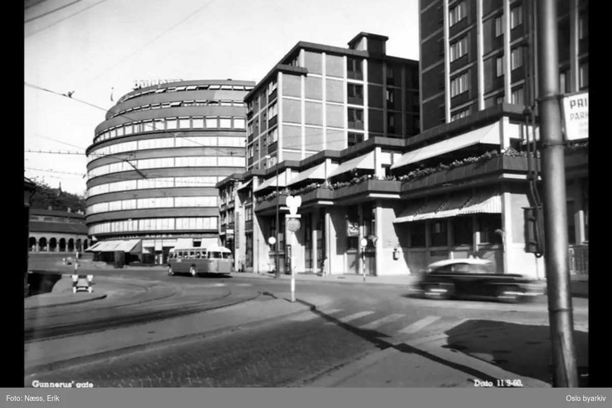 Til venstre Doblouggården i funkis-stil oppført 1932-33, Ark.: Rudolf Jacobsen. Hotell Viking foran, åpnet til OL 1952, Oslos største hotell fram til 1970-tallet. Ark.: Knut Knutsen.