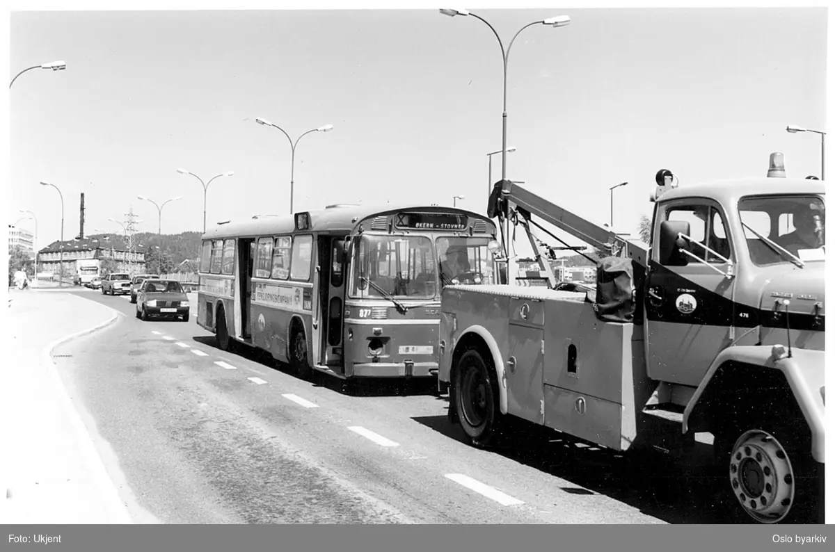 Oslo Sporveiers buss, 877, taues av kranbil. Dag hammarskjölds vei / Store Ringvei. Løren skole i bakgrunnen