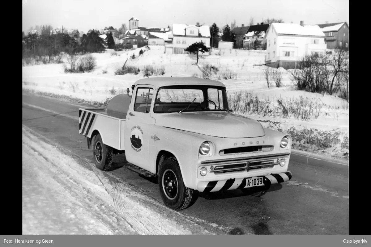 Varebil1957 Dodge D-200 fra baneavdelingen til Oslo Sporveier, på Rolf Wickstrøms vei (Store Ringvei). Villabebyggelse, Grefsen kirke i bakgrunnen