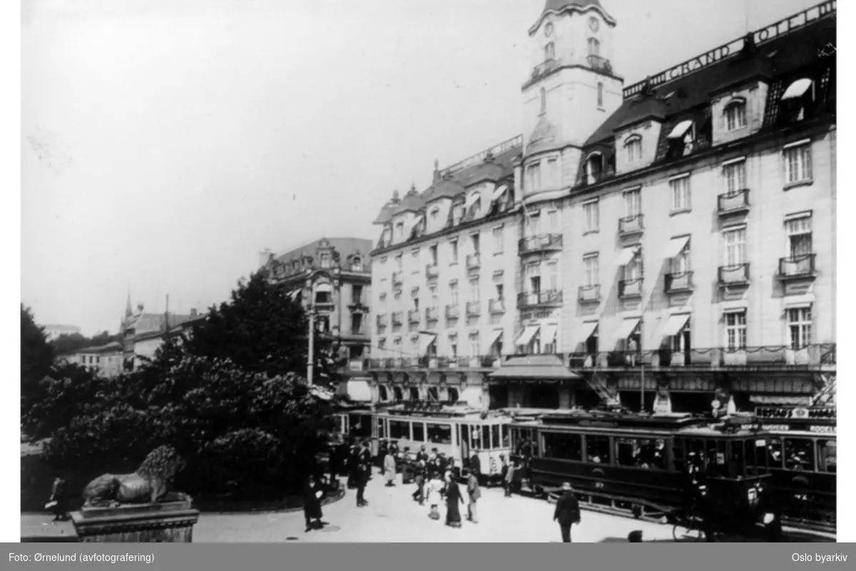 Sporvogner utenfor Grand Hotel på Karl Johans gate
