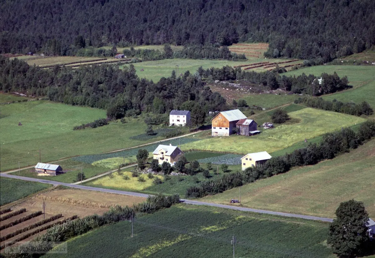 Røbek gård, til høyre utsnitt av Elgsås gård.Knut Røbekk