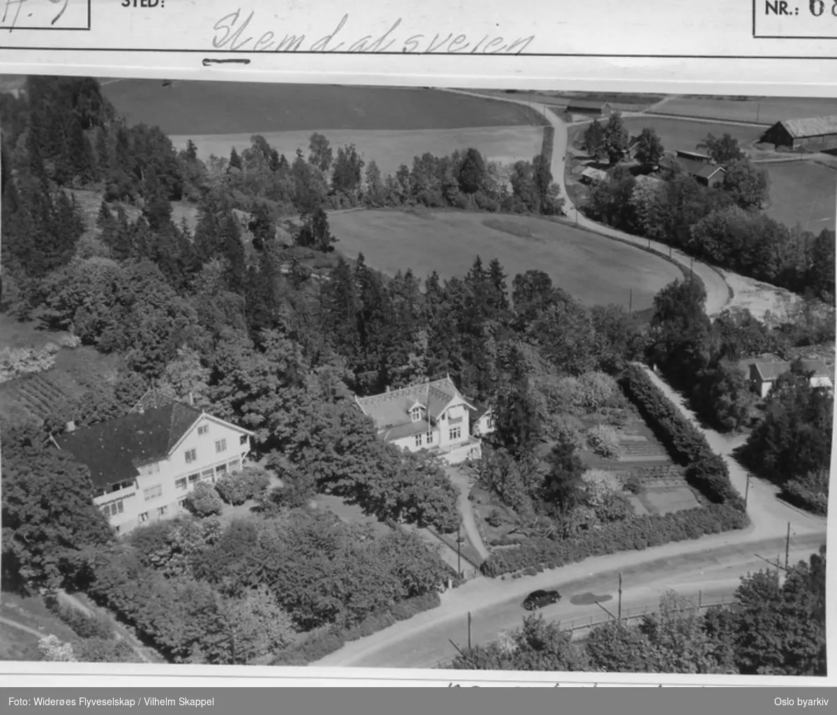 Villaer, Slemdalsveien 91 og 93. Sognsvannsveien. Gaustad gård med jorder. (Flyfoto)