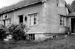 Gamle husa utmed Blomsnes.