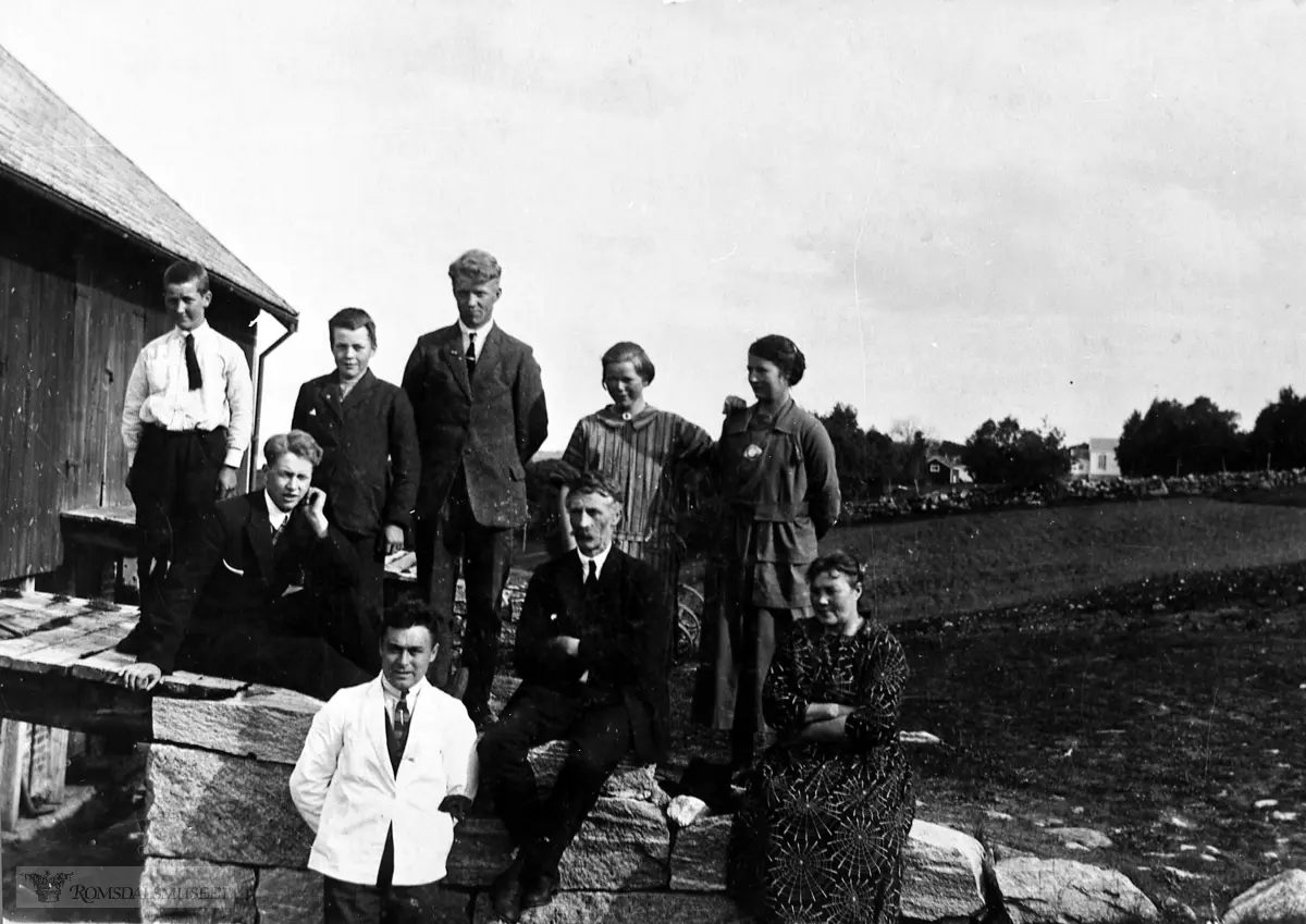 Gruppe på løetrappa "Bakka" 1924