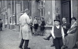 Lengst tilvenstre: lærer Sam Lunde