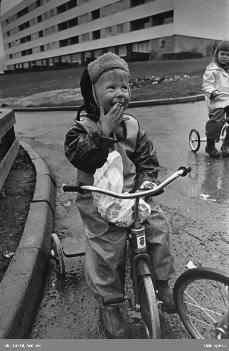 Barn på trehjulssykkel. Fotografiet er fra prosjektet og boka ''Oslo-bilder. En fotografisk dokumentasjon av bo og leveforhold i 1981 - 82''. Kontakt Samfoto ved ev. bestilling av kopier.