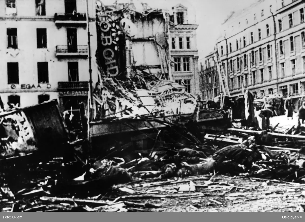 Bombet bygård 31.desember 1944, vrak av sporvogn, brannbil. Bakgrunnen for ødeleggelsen av denne bygården var engelskmennenes forsøk på å bombe tyskokkuperte Victoria Terrasse. Feilbombingen skal ha ført til at mange sivile liv gikk tapt, 55 omkom på trikken som passerte på Drammensveien.